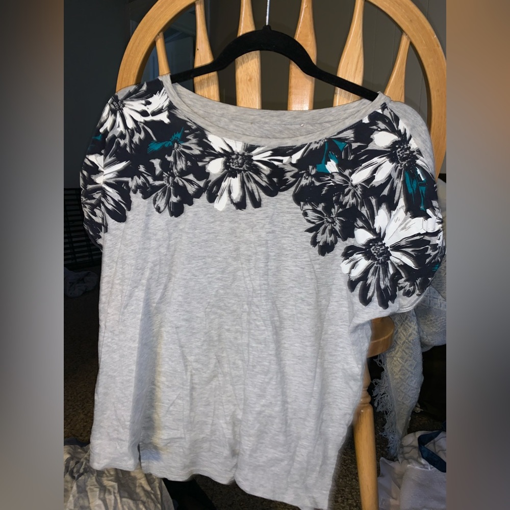 Flower pattern neckline tshirt
